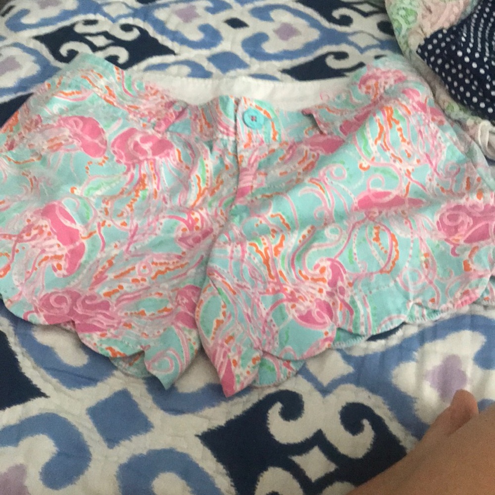 Scalloped Lily Pulitzer floral shorts size 6